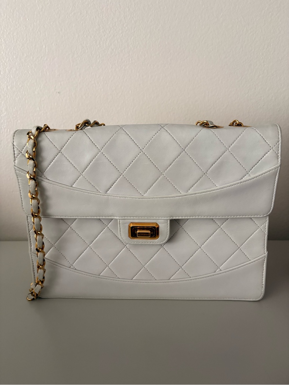 Chanel White Quilted Shoulder Bag with Gold Chain Strap
